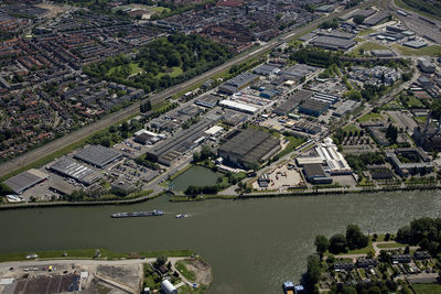 802455 Luchtfoto van het industrieterrein Cartesiusweg te Utrecht, uit het westen; op de voorgrond het ...
